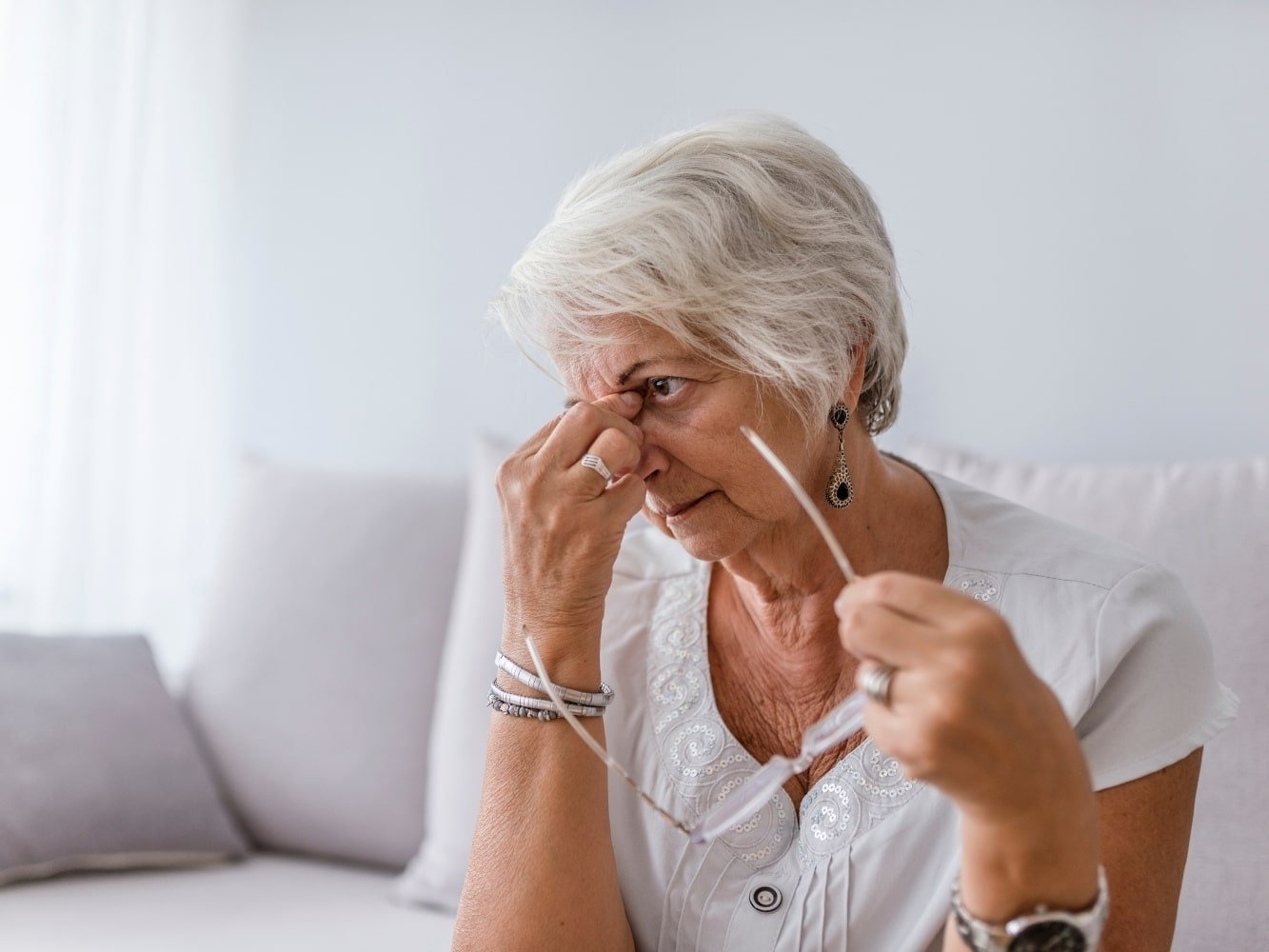 mujer anciana con fatiga relacionada con la edad