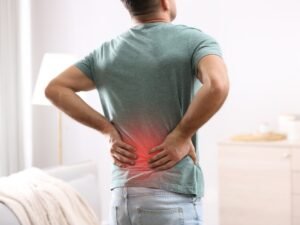 persoon met reuma in de rug