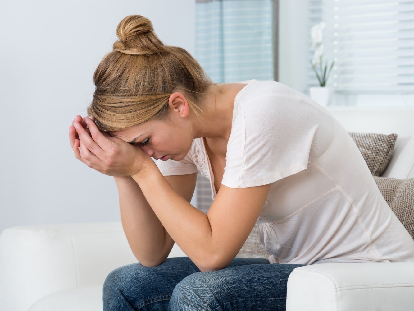 vrouw in zetel met stress verminderen