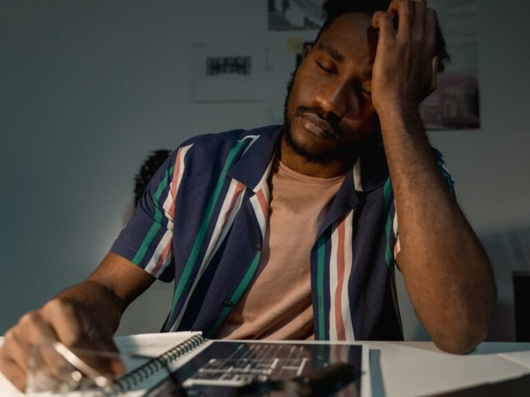 persoon met symptomen oververmoeidheid