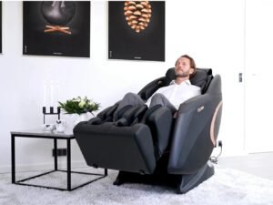 Arbeitnehmer im Massagesessel für Wohlbefinden am Arbeitsplatz